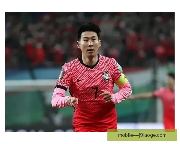 孙兴慜比赛后温情安慰倒地对手展现体育精神魅力